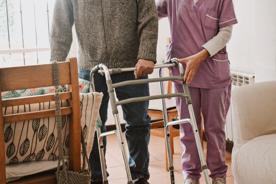 Enfermera tomando la presión a una residente