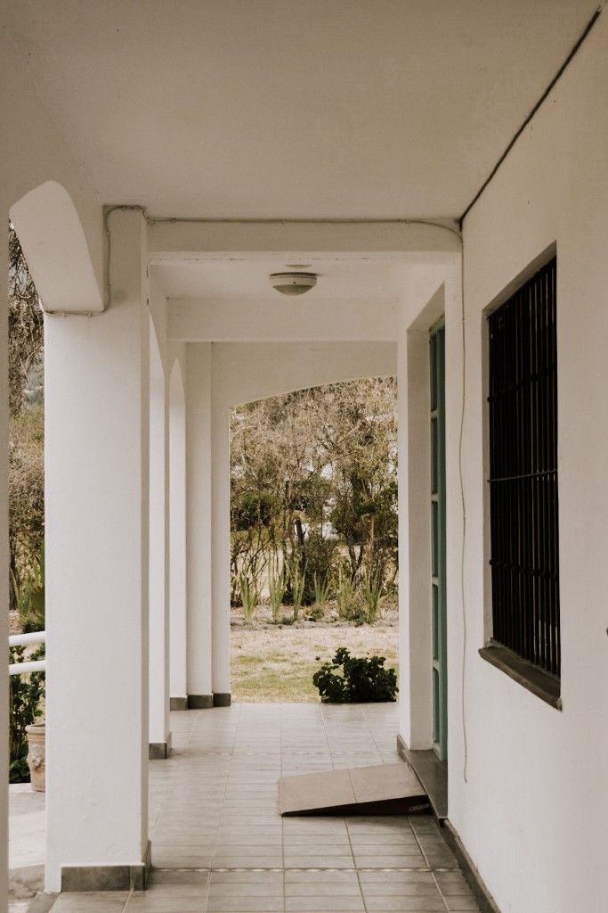 Galería abierta con vista al jardín